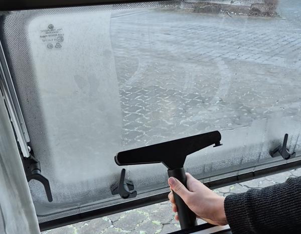 Fensterabzieher für Wohnmobil-Frontscheiben