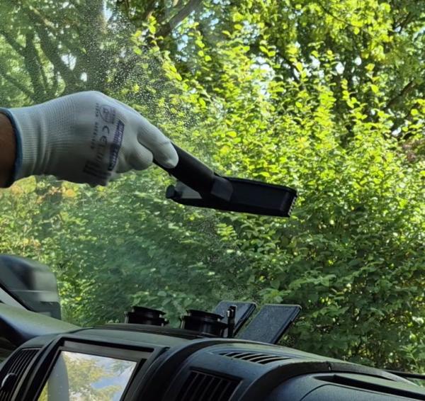 Fensterabzieher für Wohnmobil-Frontscheiben